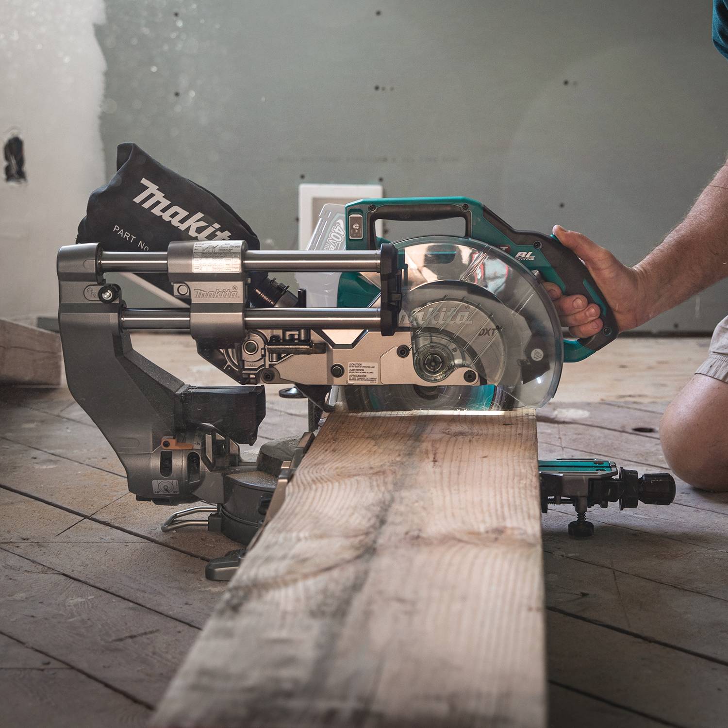 Makita GSL02Z 40V max XGT Compound Miter Saw - 3