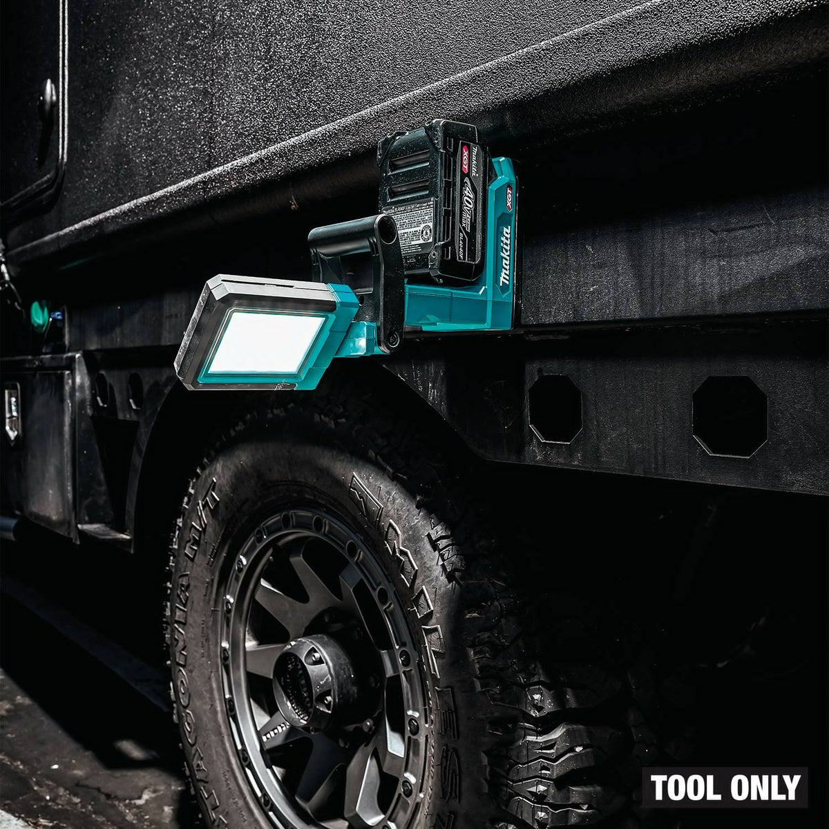 Makita ML013G 40V max XGT Lithium-Ion LED Magnetic Work Light 7 x 8.55 x 4.25" Light Only - 8