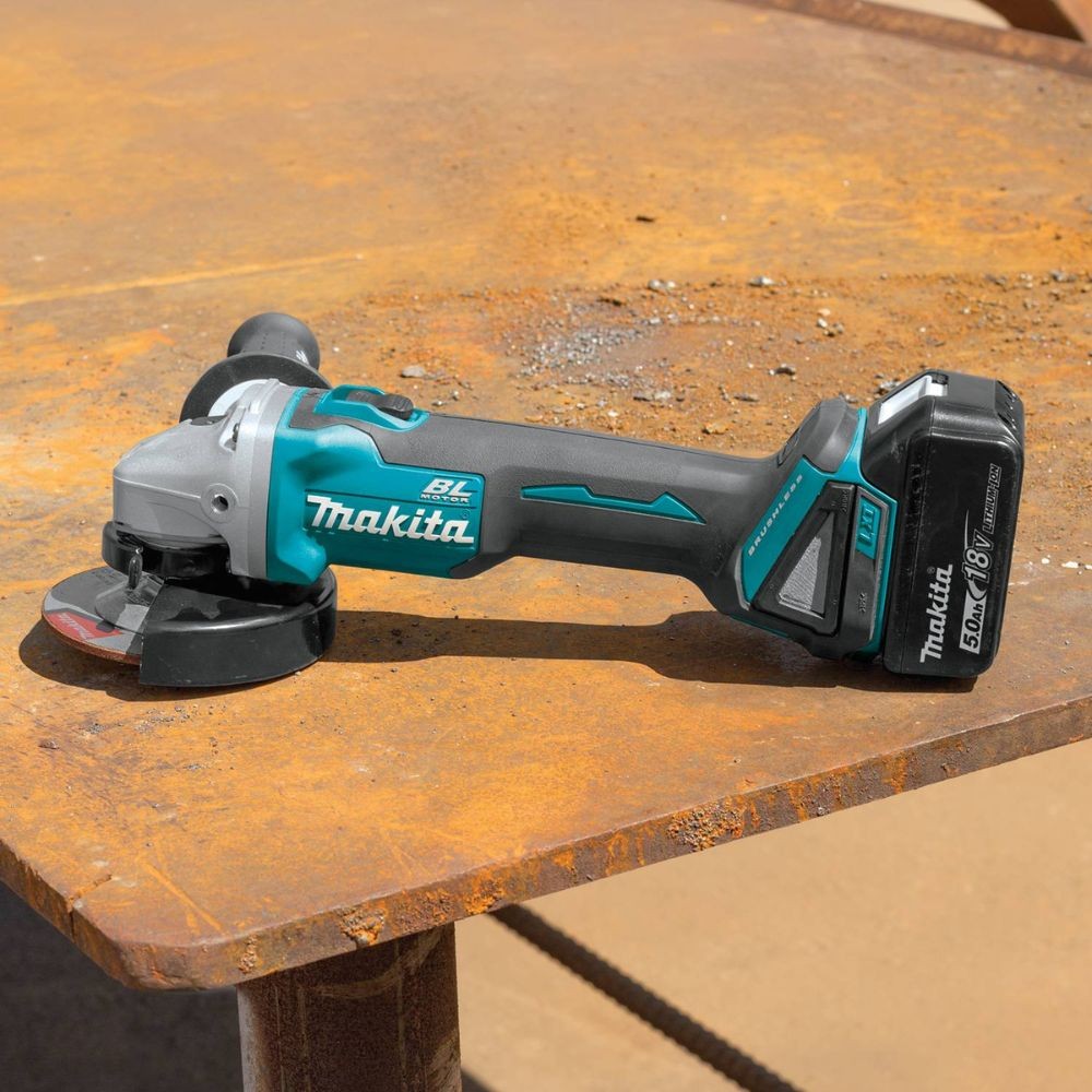 Makita XT707PT 18V LXT Lithium-Ion Brushless Cordless 7 Pc. Combo Kit, XPH14Z, XDT14Z, XRJ05Z, XSH03Z, XAG04Z, XRM06B, DML815, Dual Port Charger, Bag (5.0Ah)